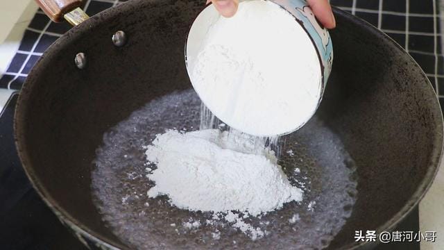 油炸糕的家常做法又软又酥(做油炸糕时第一步是关键) 油炸糕的家常做法又软又酥(做油炸糕时第一步是关键)