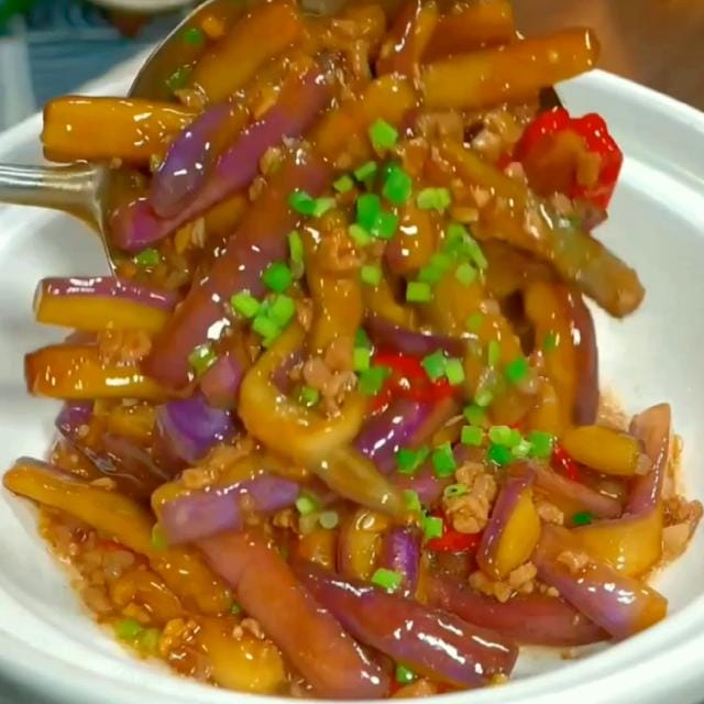红烧茄子的做法配米饭超简单(教你做特别下饭的家常红烧茄子) 红烧茄子的做法配米饭超简单(教你做特别下饭的家常红烧茄子)