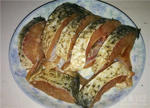 孜然烤鲤鱼的做法大全家常窍门(好吃味美做法简单烤鲤鱼) 孜然烤鲤鱼的做法大全家常窍门(好吃味美做法简单烤鲤鱼)