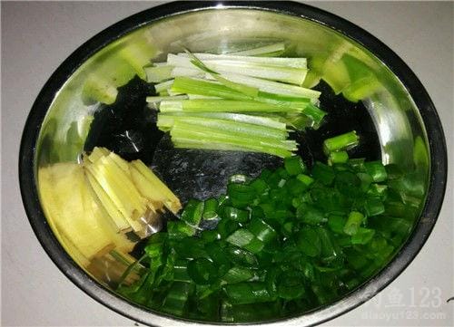 孜然烤鲤鱼的做法大全家常窍门(好吃味美做法简单烤鲤鱼) 孜然烤鲤鱼的做法大全家常窍门(好吃味美做法简单烤鲤鱼)