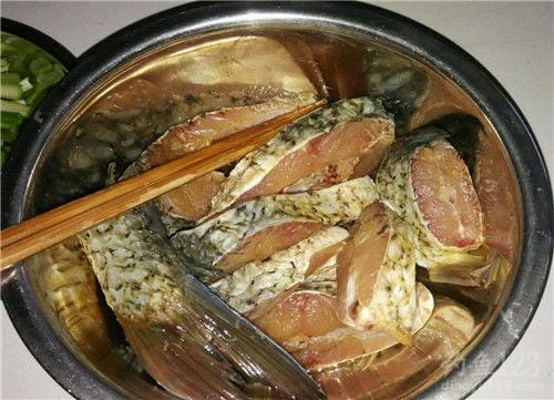 孜然烤鲤鱼的做法大全家常窍门(好吃味美做法简单烤鲤鱼) 孜然烤鲤鱼的做法大全家常窍门(好吃味美做法简单烤鲤鱼)