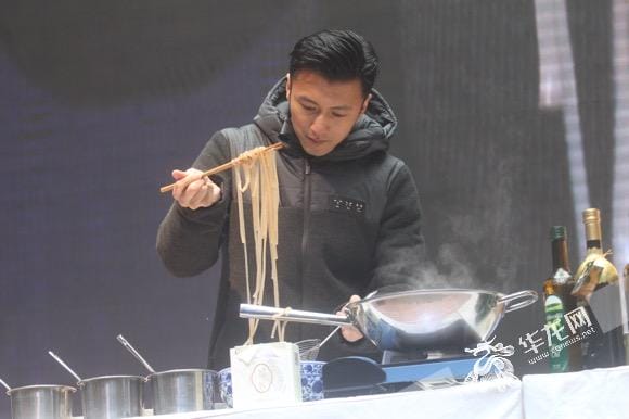 谢霆锋携唐嫣来重庆学煮酸辣粉(谢霆锋携唐嫣来重庆学煮酸辣粉) 谢霆锋携唐嫣来重庆学煮酸辣粉(谢霆锋携唐嫣来重庆学煮酸辣粉)