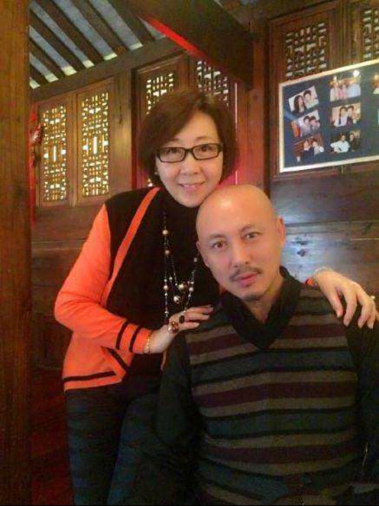 高宏亮妻子胡焰被杀是谣言,高宏亮年轻时候的帅照一览 本文共(1130字) 高宏亮妻子胡焰被杀是谣言,高宏亮年轻时候的帅照一览 本文共(1130字)