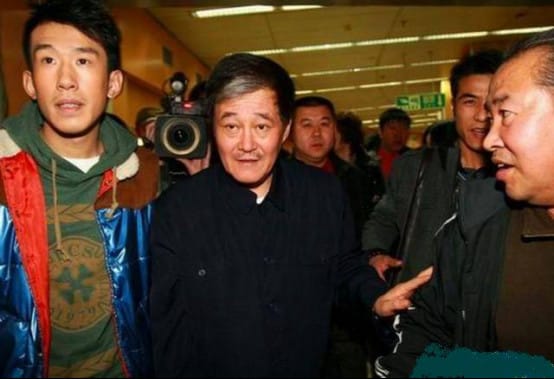 于洋是赵本山的徒弟吗?大长脸于洋老婆是刘婉婷还是刘莎 本文共(775字) 于洋是赵本山的徒弟吗?大长脸于洋老婆是刘婉婷还是刘莎 本文共(775字)