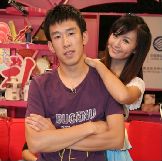 于洋是赵本山的徒弟吗?大长脸于洋老婆是刘婉婷还是刘莎 本文共(775字) 于洋是赵本山的徒弟吗?大长脸于洋老婆是刘婉婷还是刘莎 本文共(775字)