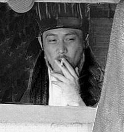 陆毅版的诸葛亮抽烟图片,陆毅幸福的一家四口都是大长腿 本文共(810字) 陆毅版的诸葛亮抽烟图片,陆毅幸福的一家四口都是大长腿 本文共(810字)