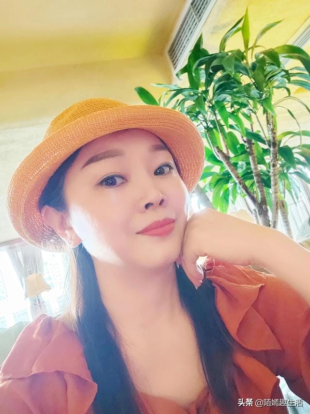 女人到中年穿什么样的衣服最有气质呢(中年女人穿着看出生活质量)(图1) 女人到中年穿什么样的衣服最有气质呢(中年女人穿着看出生活质量)(图1)