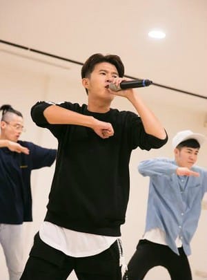 曾子余五音不全发单曲《BOOM BOOM BOOM》 五月天阿信调侃“听完一起闪”　本文共（1094字）