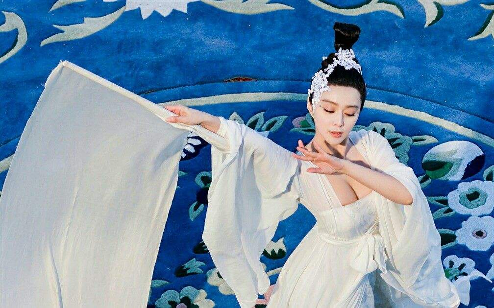 美人骨就是锁骨吗,一字锁骨和v字锁骨区别是啥? 本文共(1137字) 美人骨就是锁骨吗,一字锁骨和v字锁骨区别是啥? 本文共(1137字)