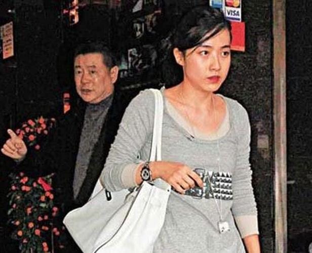 吕丽君和甘比面相，刘銮雄比甘比大(刘銮雄甘比八字)
