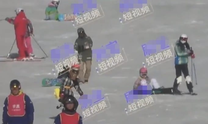 黄明昊开豪车带两名美女滑雪(黄明昊和金子涵滑雪) 黄明昊开豪车带两名美女滑雪(黄明昊和金子涵滑雪)