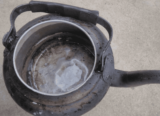 如何去烧水壶里面的水垢（烧水壶里面的水垢怎么去除的妙招）(图2)