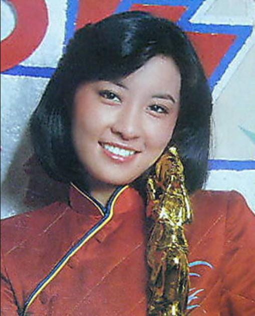 沈时华年轻时的照片组图,她的私生女是和张佩华生的吗 本文共(1137字) 沈时华年轻时的照片组图,她的私生女是和张佩华生的吗 本文共(1137字)