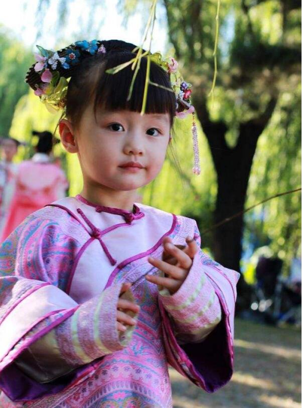 纪姿含和赵薇什么关系(纪姿含是赵薇女儿吗)