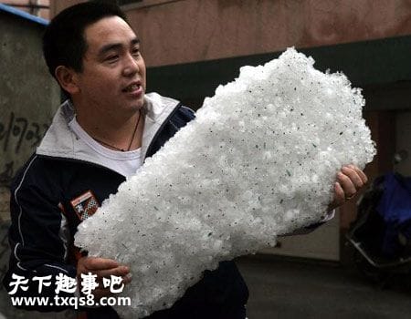 世界上最大的冰雹图片,下冰雹砸车视屏和图片　本文共（922字）