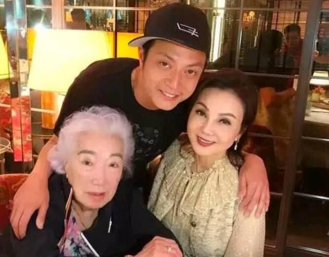 谢玲玲小时候照片超可爱(谢玲玲近照图片) 谢玲玲小时候照片超可爱(谢玲玲近照图片)