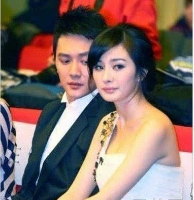杨幂冯绍峰图片,冯绍峰看杨幂的眼(冯绍峰杨幂赵丽颖) 杨幂冯绍峰图片,冯绍峰看杨幂的眼(冯绍峰杨幂赵丽颖)