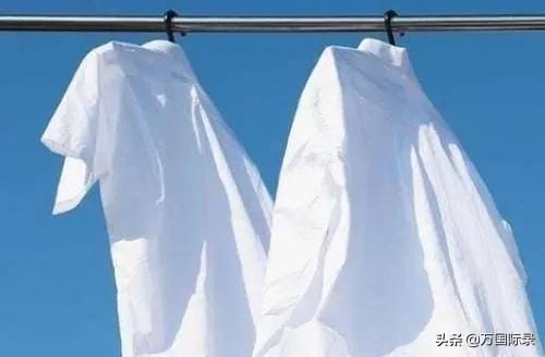 白色衣服发黄,怎么清洗呢-（衣服发黄清洗窍门）(图2)
