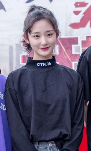 王莫涵戚砚笛长得很像颜值比较图,她大学什么学校的？　本文共（1552字）