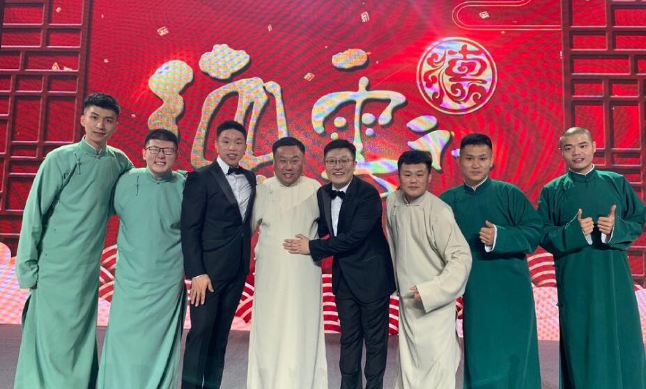 曹鹤阳怼观众刺绣大褂事件回顾(烧饼曹鹤阳扒马褂) 曹鹤阳怼观众刺绣大褂事件回顾(烧饼曹鹤阳扒马褂)