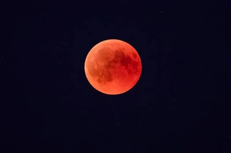 月亮变成红色是什么原因（月亮为什么会变红色）(图1)