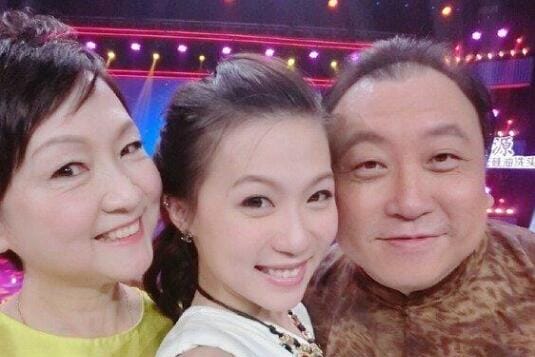 王晶老婆为女儿拉人气照片曝光(王晶有儿子吗) 王晶老婆为女儿拉人气照片曝光(王晶有儿子吗)