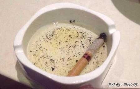 在家抽烟烟灰缸里不能装水什么梗（烟灰缸里为什么不能倒水）(图3)