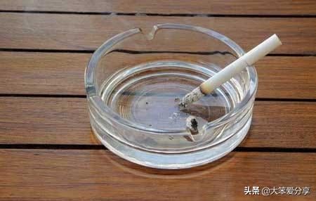 在家抽烟烟灰缸里不能装水什么梗（烟灰缸里为什么不能倒水）(图2)