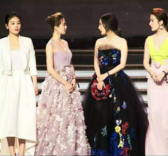 芭莎慈善夜明星,迪丽热巴芭莎慈善夜图片,本文共(3265字) 芭莎慈善夜明星,迪丽热巴芭莎慈善夜图片,本文共(3265字)