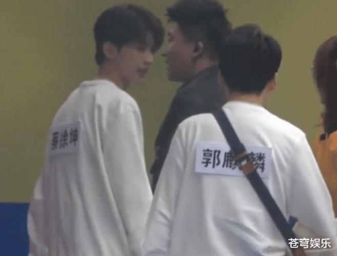 蔡徐坤郭麒麟搭肩,蔡徐坤郭麒麟关(蔡徐坤郭麒麟牵手) 蔡徐坤郭麒麟搭肩,蔡徐坤郭麒麟关(蔡徐坤郭麒麟牵手)