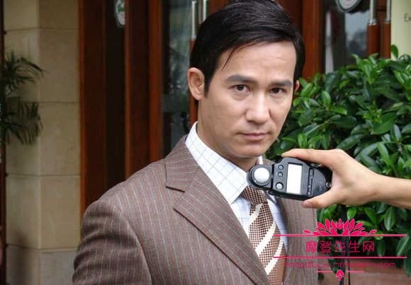 李子雄长得和梁朝伟很像是亲戚吗?李子雄都(一直以为李子雄和梁朝伟是一个人) 李子雄长得和梁朝伟很像是亲戚吗?李子雄都(一直以为李子雄和梁朝伟是一个人)