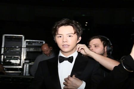 李云迪与美女约会竟还随地小便(李云迪约的女生) 李云迪与美女约会竟还随地小便(李云迪约的女生)