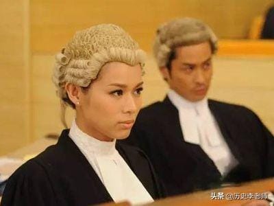 香港法官戴假发的原因（香港法官为什么戴假发）(图1)
