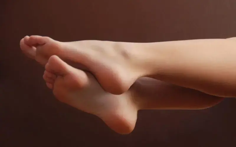女生的脚比男生臭6倍是真的吗为什么（女生脚比男生臭六倍是真的吗）(图10)