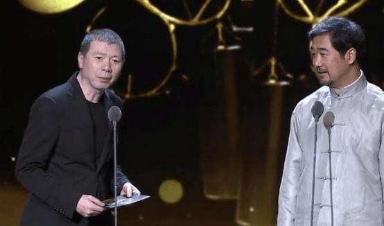 冯小刚和李丽珍在香港颁奖典礼视频(冯小刚参加香港金像奖颁奖晚会)