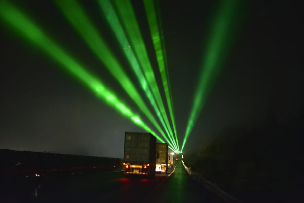 高速上绿色激光灯有什么作用（高速上的绿色激光灯是干嘛的）(图2)