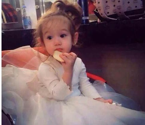 周嘉诚为什么叫小炸、炸克婶?jackson周嘉诚妈妈周明艺好丑照片 本文共(903字) 周嘉诚为什么叫小炸、炸克婶?jackson周嘉诚妈妈周明艺好丑照片 本文共(903字)