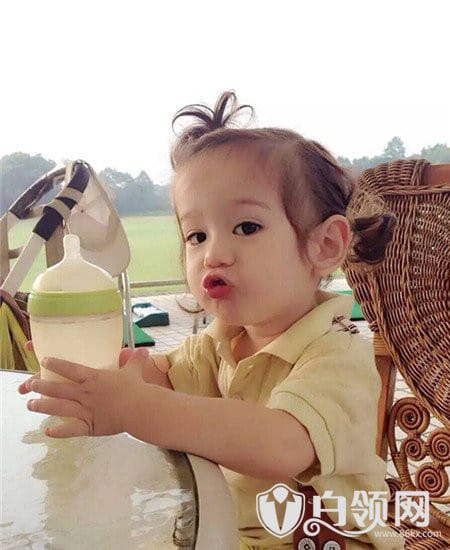 周嘉诚为什么叫小炸、炸克婶?jackson周嘉诚妈妈周明艺好丑照片 本文共(903字) 周嘉诚为什么叫小炸、炸克婶?jackson周嘉诚妈妈周明艺好丑照片 本文共(903字)