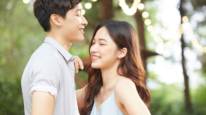 男生主动把肩膀给女生靠（靠在男生肩膀上男生会心动吗）(图2)