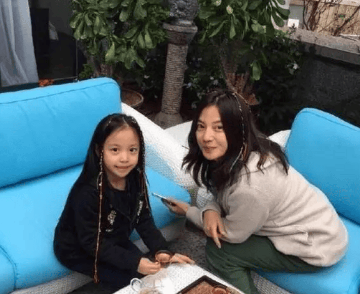 赵薇女儿名字,赵薇近况(赵薇的女儿近照) 赵薇女儿名字,赵薇近况(赵薇的女儿近照)