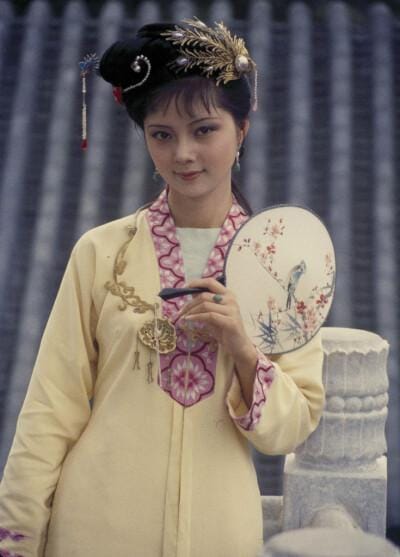 薛宝钗扮演者,贾宝玉拉着袭人偷试(是谁让贾宝玉娶薛宝钗的) 薛宝钗扮演者,贾宝玉拉着袭人偷试(是谁让贾宝玉娶薛宝钗的)