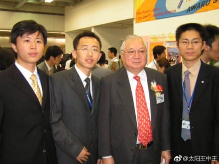 胡应湘身价多少在香港排名第几?胡应湘妻子资料照片 本文共(1022字) 胡应湘身价多少在香港排名第几?胡应湘妻子资料照片 本文共(1022字)
