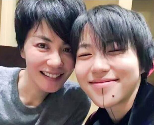 窦靖童下巴纹身是假的吗怎么没了,下巴死亡射线纹身寓意是啥? 本文共(987字) 窦靖童下巴纹身是假的吗怎么没了,下巴死亡射线纹身寓意是啥? 本文共(987字)