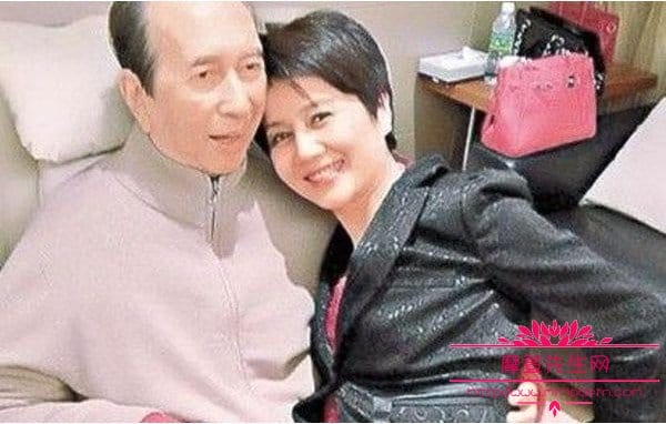 梁安琪多少岁嫁给赌王的？梁安琪年轻时候的(梁安琪什么时候与赌王结的婚)