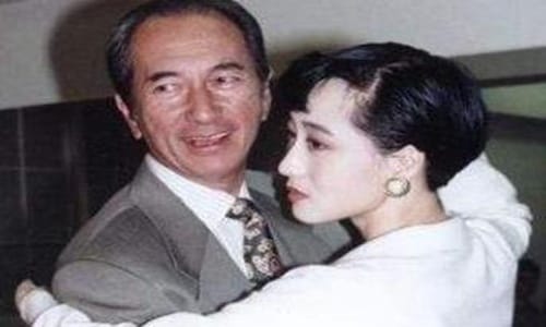 梁安琪多少岁嫁给赌王的？梁安琪年轻时候的(梁安琪什么时候与赌王结的婚)