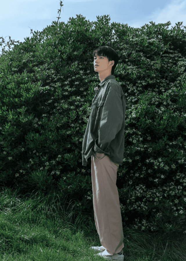 男人简单帅气的拍照姿势(男士拍照简单帅气姿势)(图3) 男人简单帅气的拍照姿势(男士拍照简单帅气姿势)(图3)