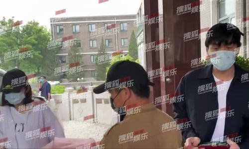 唐艺昕产女张若昀医院门口发红包(张若昀唐艺昕怀孕照片) 唐艺昕产女张若昀医院门口发红包(张若昀唐艺昕怀孕照片)