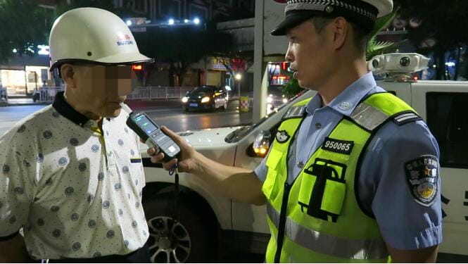 喝一杯啤酒2小时后能开车吗,1瓶啤酒几小时吹不出来？　本文共（866字）