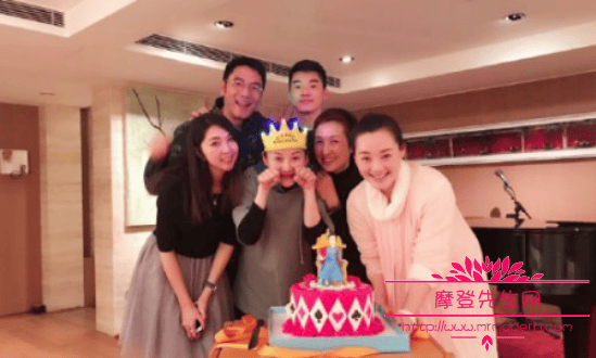 林依轮庆祝和妻子婚姻26年(林依轮结婚照) 林依轮庆祝和妻子婚姻26年(林依轮结婚照)