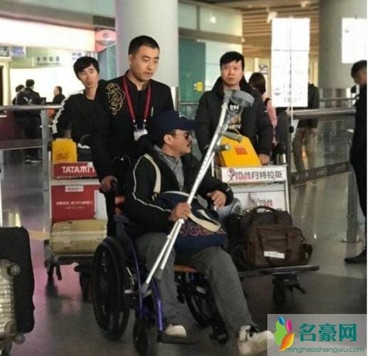 吴京拄拐，拄拐polio(吴京结婚拄拐)